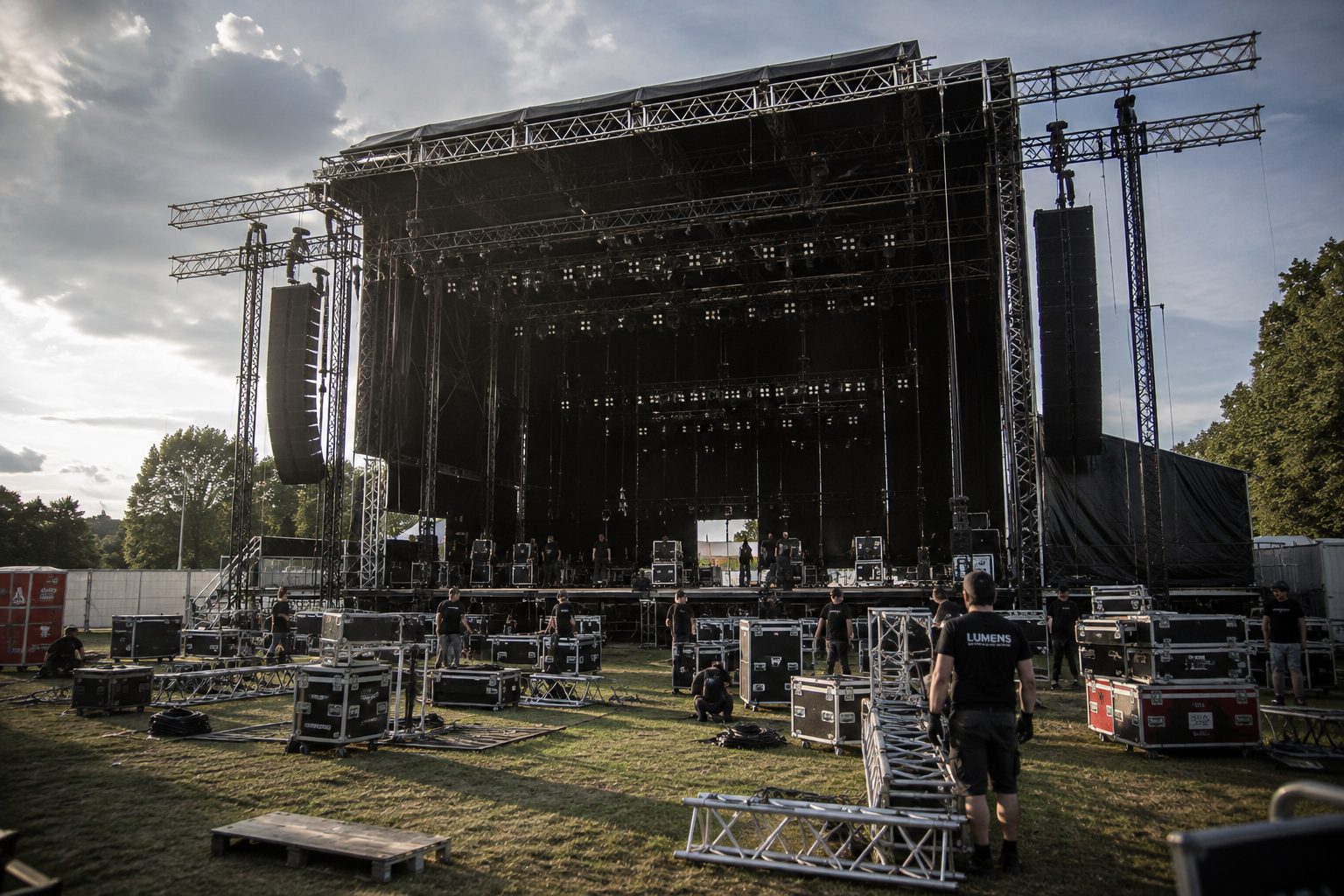 Montage d'une scène de festival — structure et accroche